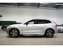 Volvo XC60 2.0 Recharge T8 AWD R-Design 390PK * Pano - Trekhaak - B&W - Head Up - 360° Cam - Luchtvering *