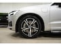 Volvo XC60 2.0 Recharge T8 AWD R-Design 390PK * Pano - Trekhaak - B&W - Head Up - 360° Cam - Luchtvering *
