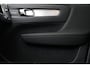 Volvo XC40 B4 (M-HYBRID) PLUS DARK -PANO.DAK|HARMAN/KARDON|CAMERA|POWER-SEATS|VERW.VOORRUIT|PRIVACY.GLAS|TREKHAAK|18"