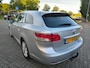 Toyota Avensis Wagon 2.0 VVTi Business in Nederland nieuw geleverde auto met trekhaak,navigatie,cruise controle en camera.