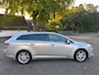Toyota Avensis Wagon 2.0 VVTi Business in Nederland nieuw geleverde auto met trekhaak,navigatie,cruise controle en camera.