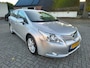 Toyota Avensis Wagon 2.0 VVTi Business in Nederland nieuw geleverde auto met trekhaak,navigatie,cruise controle en camera.