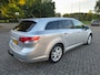Toyota Avensis Wagon 2.0 VVTi Business in Nederland nieuw geleverde auto met trekhaak,navigatie,cruise controle en camera.