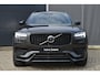 Volvo XC90 2.0 T8 Recharge AWD R-Design l Long range l Luchtvering l 360° camera l Head-up display l Bowers & Wilkins High-end Audio l Stoel- & stuurwielverwarming l Trekhaak l Panoramisch schuif-/kanteldak l BLIS l Adaptieve cruise control l Pilot Assist l Sportstoelen l 21 Inch l
