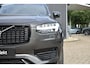 Volvo XC90 2.0 T8 Recharge AWD R-Design l Long range l Luchtvering l 360° camera l Head-up display l Bowers & Wilkins High-end Audio l Stoel- & stuurwielverwarming l Trekhaak l Panoramisch schuif-/kanteldak l BLIS l Adaptieve cruise control l Pilot Assist l Sportstoelen l 21 Inch l