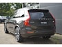 Volvo XC90 2.0 T8 Recharge AWD R-Design l Long range l Luchtvering l 360° camera l Head-up display l Bowers & Wilkins High-end Audio l Stoel- & stuurwielverwarming l Trekhaak l Panoramisch schuif-/kanteldak l BLIS l Adaptieve cruise control l Pilot Assist l Sportstoelen l 21 Inch l