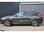 Volvo XC90 2.0 T8 Recharge AWD R-Design l Long range l Luchtvering l 360° camera l Head-up display l Bowers & Wilkins High-end Audio l Stoel- & stuurwielverwarming l Trekhaak l Panoramisch schuif-/kanteldak l BLIS l Adaptieve cruise control l Pilot Assist l Sportstoelen l 21 Inch l