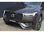 Volvo XC90 2.0 T8 Recharge AWD R-Design l Long range l Luchtvering l 360° camera l Head-up display l Bowers & Wilkins High-end Audio l Stoel- & stuurwielverwarming l Trekhaak l Panoramisch schuif-/kanteldak l BLIS l Adaptieve cruise control l Pilot Assist l Sportstoelen l 21 Inch l