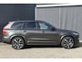 Volvo XC90 2.0 T8 Recharge AWD R-Design l Long range l Luchtvering l 360° camera l Head-up display l Bowers & Wilkins High-end Audio l Stoel- & stuurwielverwarming l Trekhaak l Panoramisch schuif-/kanteldak l BLIS l Adaptieve cruise control l Pilot Assist l Sportstoelen l 21 Inch l