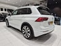 Volkswagen Tiguan 1.5 TSI ACT R-line | Panoramadak | Massage | Adaptieve cruise control | Stoelverwarming |