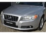 Volvo V70 2.5T Momentum | 5-Cilinder | Trekhaak | Climate Control | Cruise Control | High Performance Sound + Cd-Speler | All Season Banden | Half leder Half Stof interieur | Regensensor |