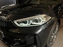 BMW 1-Serie 118i High Executive Edition M Pano/ Automatische stoelen/ H&K/ M Sportremsysteem/ 18"/ Stuurverwarming