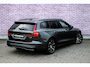 Volvo V60 2.0 T8 Plug-in Hybrid AWD Plus Dark | SOH 100% | Trekhaak | Sportstoelen | Panoramadak | Harman Kardon Audio | Head-up Display | 360 Graden Camera | Stoelverwarming voor en achter | Keyless Entry | Elektrische Achterklep | Elektrisch Verstelbare Voorstoelen | Cruise Control Adaptief | BLIS | Google Navigatie | Apple Carplay | Android Auto