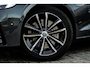 Volvo V60 2.0 T8 Plug-in Hybrid AWD Plus Dark | SOH 100% | Trekhaak | Sportstoelen | Panoramadak | Harman Kardon Audio | Head-up Display | 360 Graden Camera | Stoelverwarming voor en achter | Keyless Entry | Elektrische Achterklep | Elektrisch Verstelbare Voorstoelen | Cruise Control Adaptief | BLIS | Google Navigatie | Apple Carplay | Android Auto