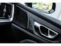 Volvo V60 2.0 T8 Plug-in Hybrid AWD Plus Dark | SOH 100% | Trekhaak | Sportstoelen | Panoramadak | Harman Kardon Audio | Head-up Display | 360 Graden Camera | Stoelverwarming voor en achter | Keyless Entry | Elektrische Achterklep | Elektrisch Verstelbare Voorstoelen | Cruise Control Adaptief | BLIS | Google Navigatie | Apple Carplay | Android Auto