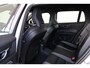 Volvo V60 T6 Recharge AWD Plus Dark - IntelliSafe Assist & Surround - 360º Camera - Harman/Kardon audio - Verwarmde voorstoelen, stuur & achterbank - Parkeersensoren voor & achter - Elektr. bedienb. voorstoelen met geheugen - Inklapbare trekhaak - 18' LMV