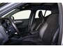 Volvo XC40 2.0 T4 R-Design - Panorama/schuifdak - IntelliSafe Surround - 360º Camera - Parkeersensoren voor & achter - Elektr. bedienb. voorstoelen met geheugen links - Cruise control - Inklapbare trekhaak - 19' LMV