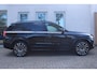 Volvo XC90 2.0 T8 Plug-in hybrid AWD Ultra Black Ed. Exec. | Gelaagde Ruiten Rondom | Panoramisch Schuif-/Kanteldak | Luchtvering | Verwarmbare voorstoelen met massagefunctie en ventilatie | Bowers & Wilkins High End Audio | Head-up display | 360 Camera |