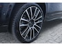 Volvo XC90 2.0 T8 Plug-in hybrid AWD Ultra Black Ed. Exec. | Gelaagde Ruiten Rondom | Panoramisch Schuif-/Kanteldak | Luchtvering | Verwarmbare voorstoelen met massagefunctie en ventilatie | Bowers & Wilkins High End Audio | Head-up display | 360 Camera |