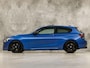 BMW 1-Serie M135 M135i xDrive High Executive Automaat 320Pk (GROOT NAVI, SCHUIFDAK, ALCANTARA STUUR, AKRAPOVIC UITLAATSYSTEEM, LEDER, NIEUWE APK)