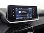 Peugeot 2008 1.2 PureTech Allure Pack Automaat (APPLE CARPLAY, CLIMATE, PARKEERSENSOREN, GETINT GLAS, LANE ASSIST, LM VELGEN, NIEUWE APK)