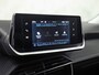 Peugeot 2008 1.2 PureTech Allure Pack Automaat (APPLE CARPLAY, CLIMATE, PARKEERSENSOREN, GETINT GLAS, LANE ASSIST, LM VELGEN, NIEUWE APK)