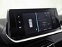 Peugeot 2008 1.2 PureTech Allure Pack Automaat (APPLE CARPLAY, CLIMATE, PARKEERSENSOREN, GETINT GLAS, LANE ASSIST, LM VELGEN, NIEUWE APK)