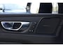 Volvo XC60 2.0 T6 Plug-in hybrid AWD Plus Black Edition | Trekhaak | Panoramadak | HUD Volvo XC60 2.0 T6 Plug-in Hybrid AWD Plus Black Edition met 2.0 viercilinder plug-in hybride aandrijflijn en 350 PK, voorzien van elektrisch glazen panoramadak, Harman Kardon premium audiosy