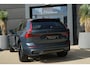 Volvo XC60 2.0 T6 Plug-in hybrid AWD Plus Black Edition | Trekhaak | Panoramadak | HUD Volvo XC60 2.0 T6 Plug-in Hybrid AWD Plus Black Edition met 2.0 viercilinder plug-in hybride aandrijflijn en 350 PK, voorzien van elektrisch glazen panoramadak, Harman Kardon premium audiosy