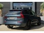 Volvo XC60 2.0 T6 Plug-in hybrid AWD Plus Black Edition | Trekhaak | Panoramadak | HUD Volvo XC60 2.0 T6 Plug-in Hybrid AWD Plus Black Edition met 2.0 viercilinder plug-in hybride aandrijflijn en 350 PK, voorzien van elektrisch glazen panoramadak, Harman Kardon premium audiosy