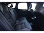 Volvo XC60 2.0 T6 Plug-in hybrid AWD Plus Black Edition | Trekhaak | Panoramadak | HUD Volvo XC60 2.0 T6 Plug-in Hybrid AWD Plus Black Edition met 2.0 viercilinder plug-in hybride aandrijflijn en 350 PK, voorzien van elektrisch glazen panoramadak, Harman Kardon premium audiosy