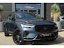 Volvo XC60 2.0 T6 Plug-in hybrid AWD Plus Black Edition | Trekhaak | Panoramadak | HUD Volvo XC60 2.0 T6 Plug-in Hybrid AWD Plus Black Edition met 2.0 viercilinder plug-in hybride aandrijflijn en 350 PK, voorzien van elektrisch glazen panoramadak, Harman Kardon premium audiosy