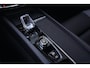 Volvo XC60 2.0 T6 Plug-in hybrid AWD Plus Black Edition | Trekhaak | Panoramadak | HUD Volvo XC60 2.0 T6 Plug-in Hybrid AWD Plus Black Edition met 2.0 viercilinder plug-in hybride aandrijflijn en 350 PK, voorzien van elektrisch glazen panoramadak, Harman Kardon premium audiosy