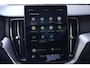 Volvo XC60 2.0 T6 Plug-in hybrid AWD Plus Black Edition | Trekhaak | Panoramadak | HUD Volvo XC60 2.0 T6 Plug-in Hybrid AWD Plus Black Edition met 2.0 viercilinder plug-in hybride aandrijflijn en 350 PK, voorzien van elektrisch glazen panoramadak, Harman Kardon premium audiosy