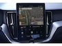 Volvo XC60 2.0 T6 Plug-in hybrid AWD Plus Black Edition | Trekhaak | Panoramadak | HUD Volvo XC60 2.0 T6 Plug-in Hybrid AWD Plus Black Edition met 2.0 viercilinder plug-in hybride aandrijflijn en 350 PK, voorzien van elektrisch glazen panoramadak, Harman Kardon premium audiosy