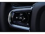 Volvo XC60 2.0 T6 Plug-in hybrid AWD Plus Black Edition | Trekhaak | Panoramadak | HUD Volvo XC60 2.0 T6 Plug-in Hybrid AWD Plus Black Edition met 2.0 viercilinder plug-in hybride aandrijflijn en 350 PK, voorzien van elektrisch glazen panoramadak, Harman Kardon premium audiosy