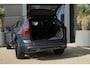 Volvo XC60 2.0 T6 Plug-in hybrid AWD Plus Black Edition | Trekhaak | Panoramadak | HUD Volvo XC60 2.0 T6 Plug-in Hybrid AWD Plus Black Edition met 2.0 viercilinder plug-in hybride aandrijflijn en 350 PK, voorzien van elektrisch glazen panoramadak, Harman Kardon premium audiosy