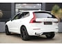 Volvo XC60 2.0 T8 Plug-in hybrid AWD Plus Black Edition | Panoramadak | HUD | 360 Camera | Volvo XC60 2.0 T8 Plug-in Hybrid AWD Black Edition met 2.0 viercilinder plug-in hybride aandrijflijn en 455 PK, voorzien van panoramadak head up display