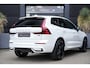 Volvo XC60 2.0 T8 Plug-in hybrid AWD Plus Black Edition | Panoramadak | HUD | 360 Camera | Volvo XC60 2.0 T8 Plug-in Hybrid AWD Black Edition met 2.0 viercilinder plug-in hybride aandrijflijn en 455 PK, voorzien van panoramadak head up display