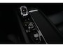 Volvo XC60 2.0 T8 Plug-in hybrid AWD Plus Black Edition | Panoramadak | HUD | 360 Camera | Volvo XC60 2.0 T8 Plug-in Hybrid AWD Black Edition met 2.0 viercilinder plug-in hybride aandrijflijn en 455 PK, voorzien van panoramadak head up display