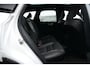 Volvo XC60 2.0 T8 Plug-in hybrid AWD Plus Black Edition | Panoramadak | HUD | 360 Camera | Volvo XC60 2.0 T8 Plug-in Hybrid AWD Black Edition met 2.0 viercilinder plug-in hybride aandrijflijn en 455 PK, voorzien van panoramadak head up display