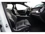 Volvo XC60 2.0 T8 Plug-in hybrid AWD Plus Black Edition | Panoramadak | HUD | 360 Camera | Volvo XC60 2.0 T8 Plug-in Hybrid AWD Black Edition met 2.0 viercilinder plug-in hybride aandrijflijn en 455 PK, voorzien van panoramadak head up display