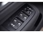Volvo XC60 2.0 T8 Plug-in hybrid AWD Plus Black Edition | Panoramadak | HUD | 360 Camera | Volvo XC60 2.0 T8 Plug-in Hybrid AWD Black Edition met 2.0 viercilinder plug-in hybride aandrijflijn en 455 PK, voorzien van panoramadak head up display