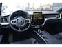 Volvo XC60 2.0 T6 Plug-in hybrid AWD Plus Black Edition | Panoramadak | HUD | Trekhaak Volvo XC60 2.0 T6 Plug-in Hybrid AWD Plus Black Edition met 2.0 viercilinder plug-in hybride aandrijflijn en 350 PK, voorzien van elektrisch glazen panoramadak, Harman Kardon premium audiosy