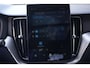Volvo XC60 2.0 T6 Plug-in hybrid AWD Plus Black Edition | Panoramadak | HUD | Trekhaak Volvo XC60 2.0 T6 Plug-in Hybrid AWD Plus Black Edition met 2.0 viercilinder plug-in hybride aandrijflijn en 350 PK, voorzien van elektrisch glazen panoramadak, Harman Kardon premium audiosy