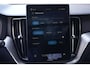 Volvo XC60 2.0 T6 Plug-in hybrid AWD Plus Black Edition | Panoramadak | HUD | Trekhaak Volvo XC60 2.0 T6 Plug-in Hybrid AWD Plus Black Edition met 2.0 viercilinder plug-in hybride aandrijflijn en 350 PK, voorzien van elektrisch glazen panoramadak, Harman Kardon premium audiosy