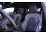 Volvo XC60 2.0 T6 Plug-in hybrid AWD Plus Black Edition | Panoramadak | HUD | Trekhaak Volvo XC60 2.0 T6 Plug-in Hybrid AWD Plus Black Edition met 2.0 viercilinder plug-in hybride aandrijflijn en 350 PK, voorzien van elektrisch glazen panoramadak, Harman Kardon premium audiosy