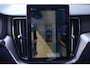 Volvo XC60 2.0 T6 Plug-in hybrid AWD Plus Black Edition | Panoramadak | HUD | Trekhaak Volvo XC60 2.0 T6 Plug-in Hybrid AWD Plus Black Edition met 2.0 viercilinder plug-in hybride aandrijflijn en 350 PK, voorzien van elektrisch glazen panoramadak, Harman Kardon premium audiosy