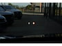Volvo XC60 2.0 T6 Plug-in hybrid AWD Plus Black Edition | Panoramadak | HUD | Trekhaak Volvo XC60 2.0 T6 Plug-in Hybrid AWD Plus Black Edition met 2.0 viercilinder plug-in hybride aandrijflijn en 350 PK, voorzien van elektrisch glazen panoramadak, Harman Kardon premium audiosy