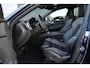 Volvo XC60 2.0 T6 Plug-in hybrid AWD Plus Black Edition | Panoramadak | HUD | Trekhaak Volvo XC60 2.0 T6 Plug-in Hybrid AWD Plus Black Edition met 2.0 viercilinder plug-in hybride aandrijflijn en 350 PK, voorzien van elektrisch glazen panoramadak, Harman Kardon premium audiosy